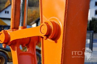 Hitachi / ZX225US LC